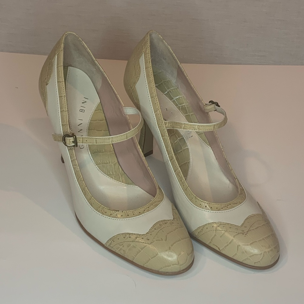 Gianni Bini White Mary Jane wing tip heels